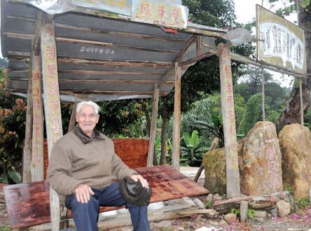 八旬老人建香樟木候車亭服務居民